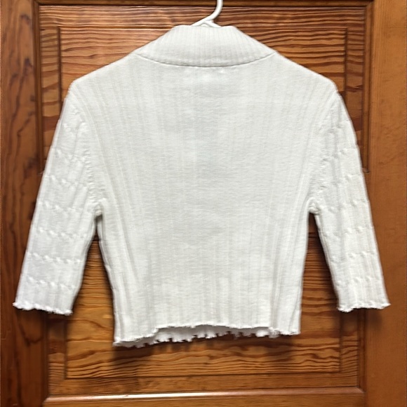 Liz Claiborne cropped White Sweater size Medium
Show off that beautiful tan. - Picture 3 of 7